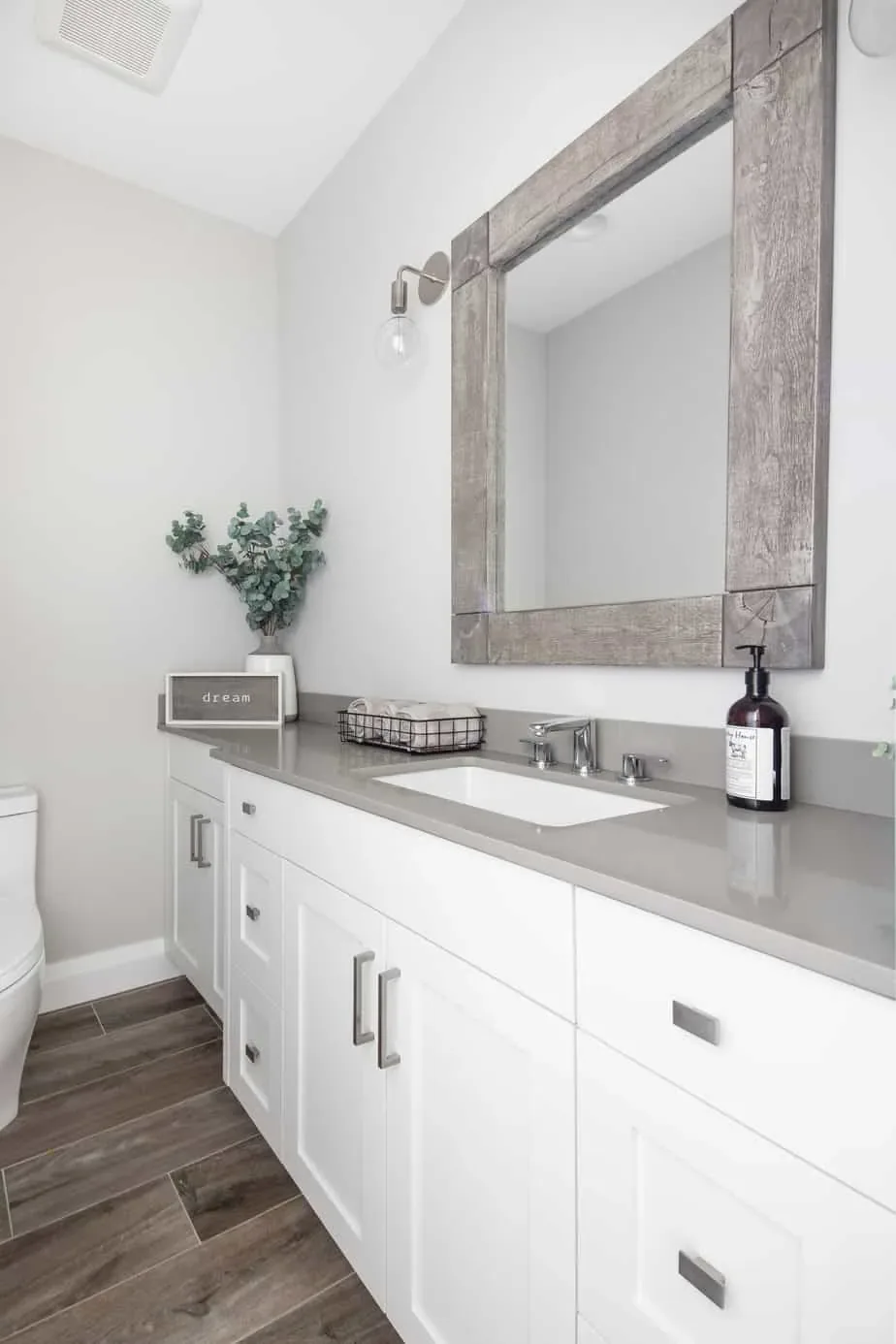 modern farmhouse bathroom