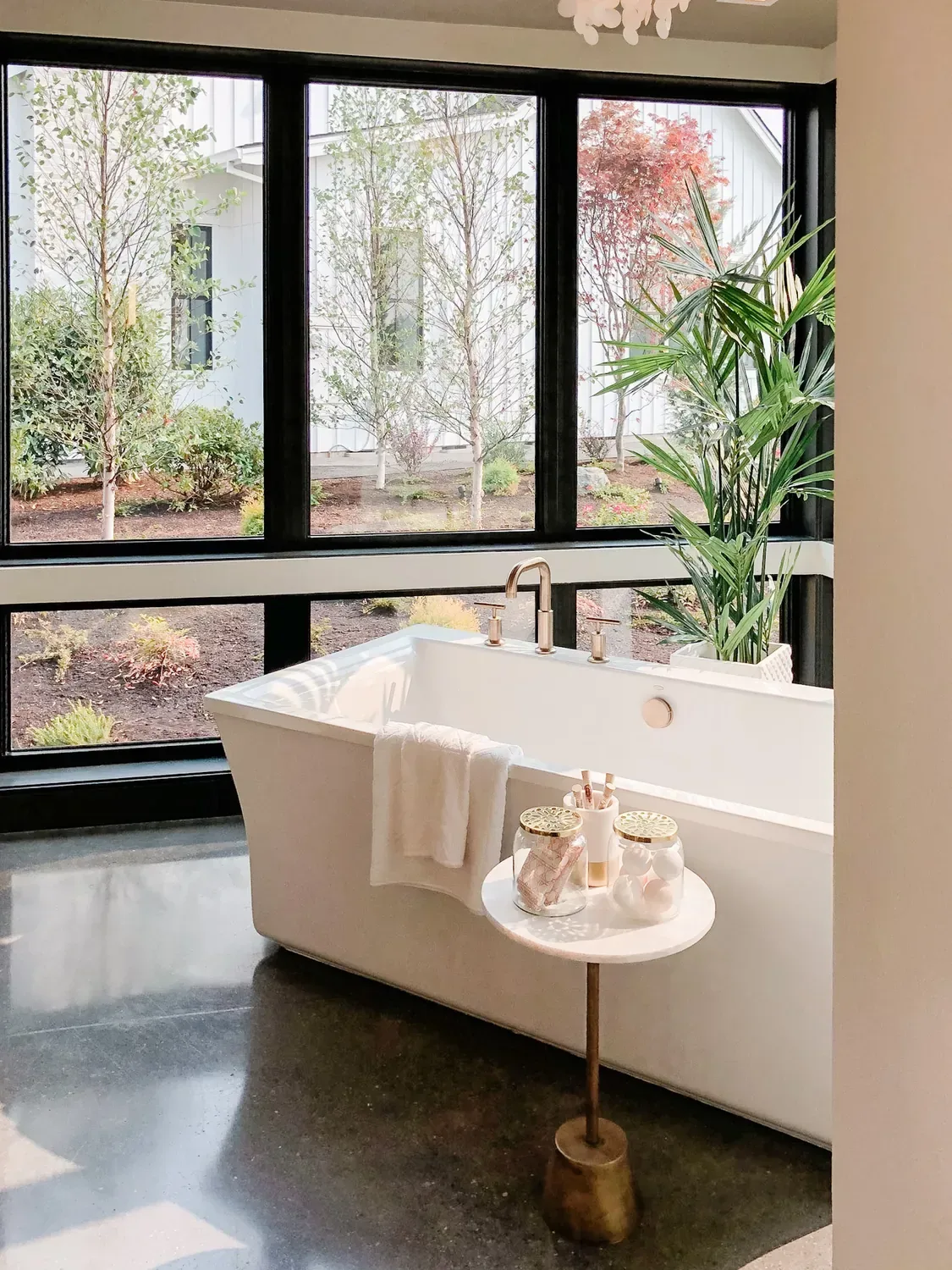 Freestanding bathtub