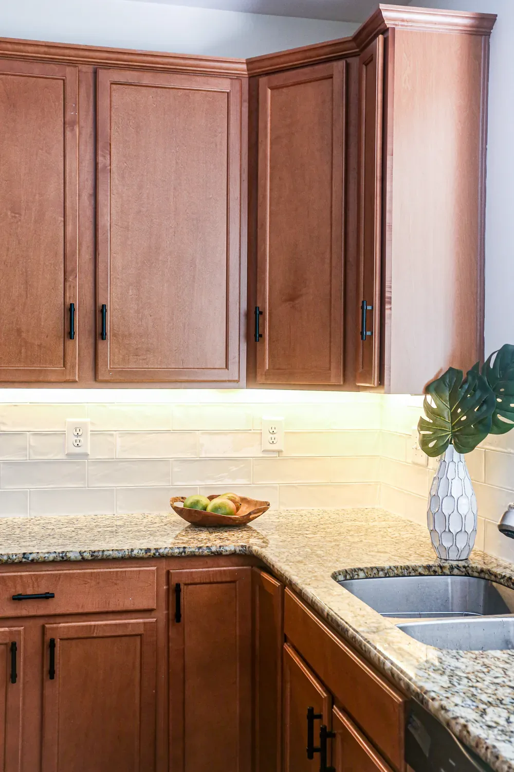 under cabinet kitchen lighting